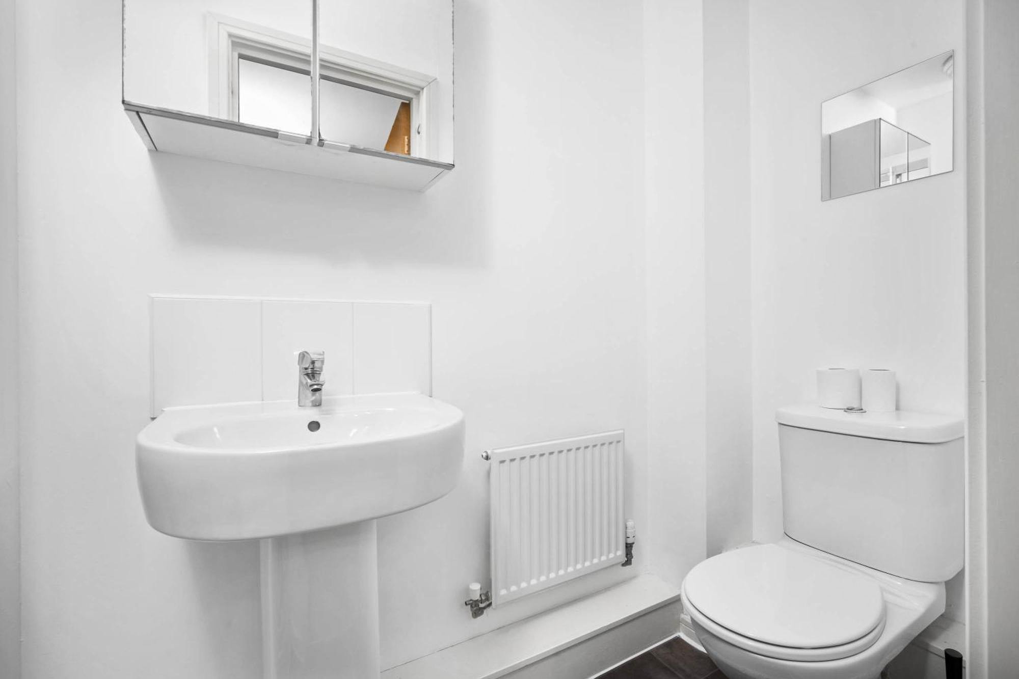 Stylish Manchester 4 Bed House W/Garden ✘ Sleeps 9 - Salford ☆ Free Parking → Smart Tvs In Every Bedroom ☆ Free Netflix & Ultra Fast Wifi ✪ 6 Min To City Centre, Close To Trafford Centre, Etihad Stadium, Manchester Arena, Clubs & More! Exterior foto